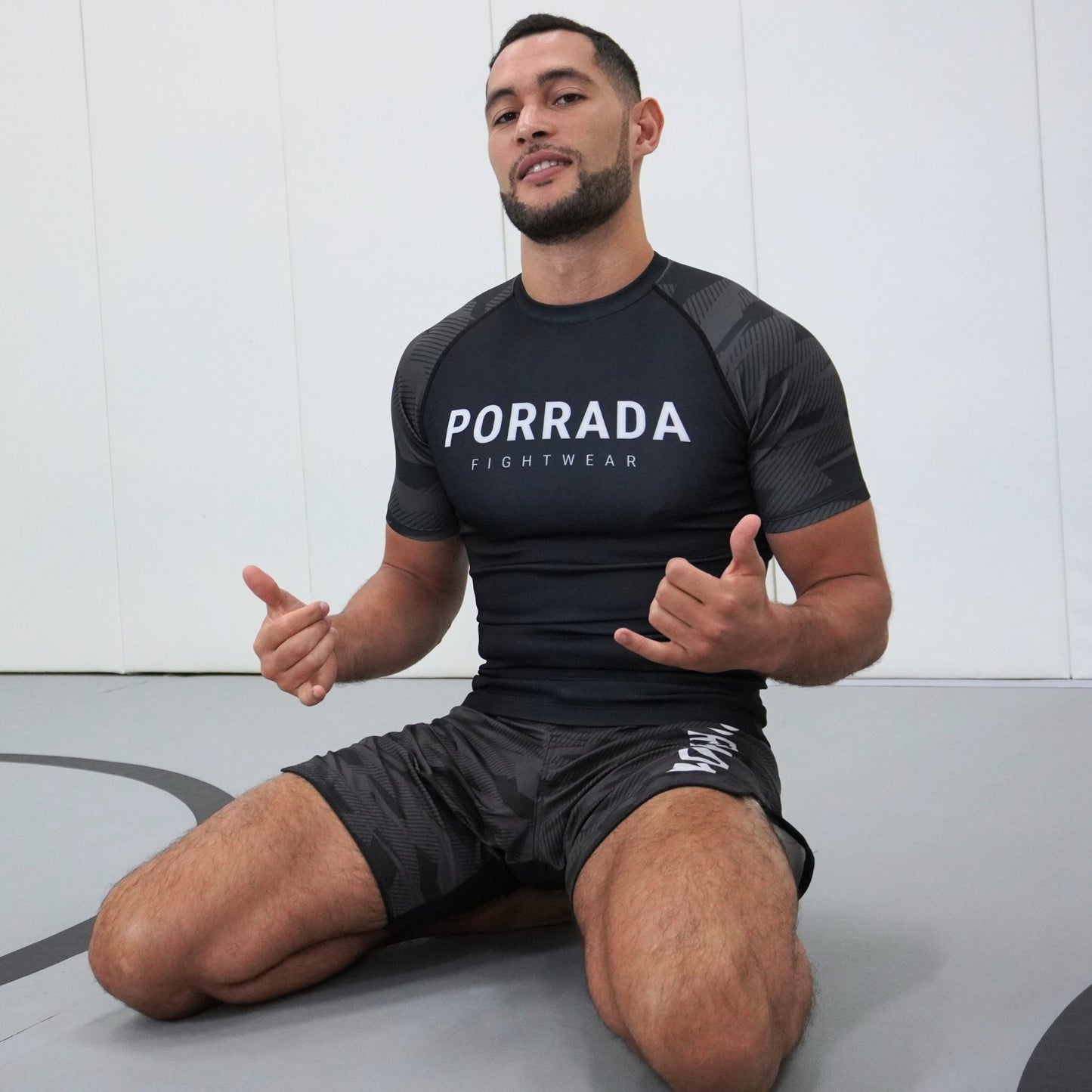 RASH GUARD DE CAMUFLAJE NEGRO