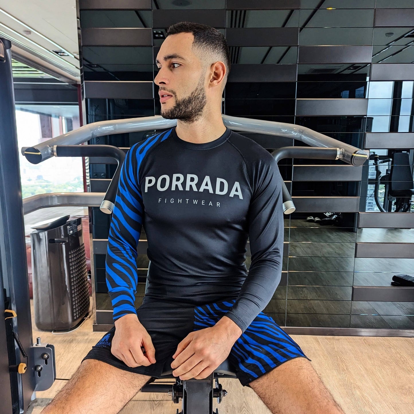 RASH GUARD CON CLASIFICACIÓN AZUL DE LA IBJJF