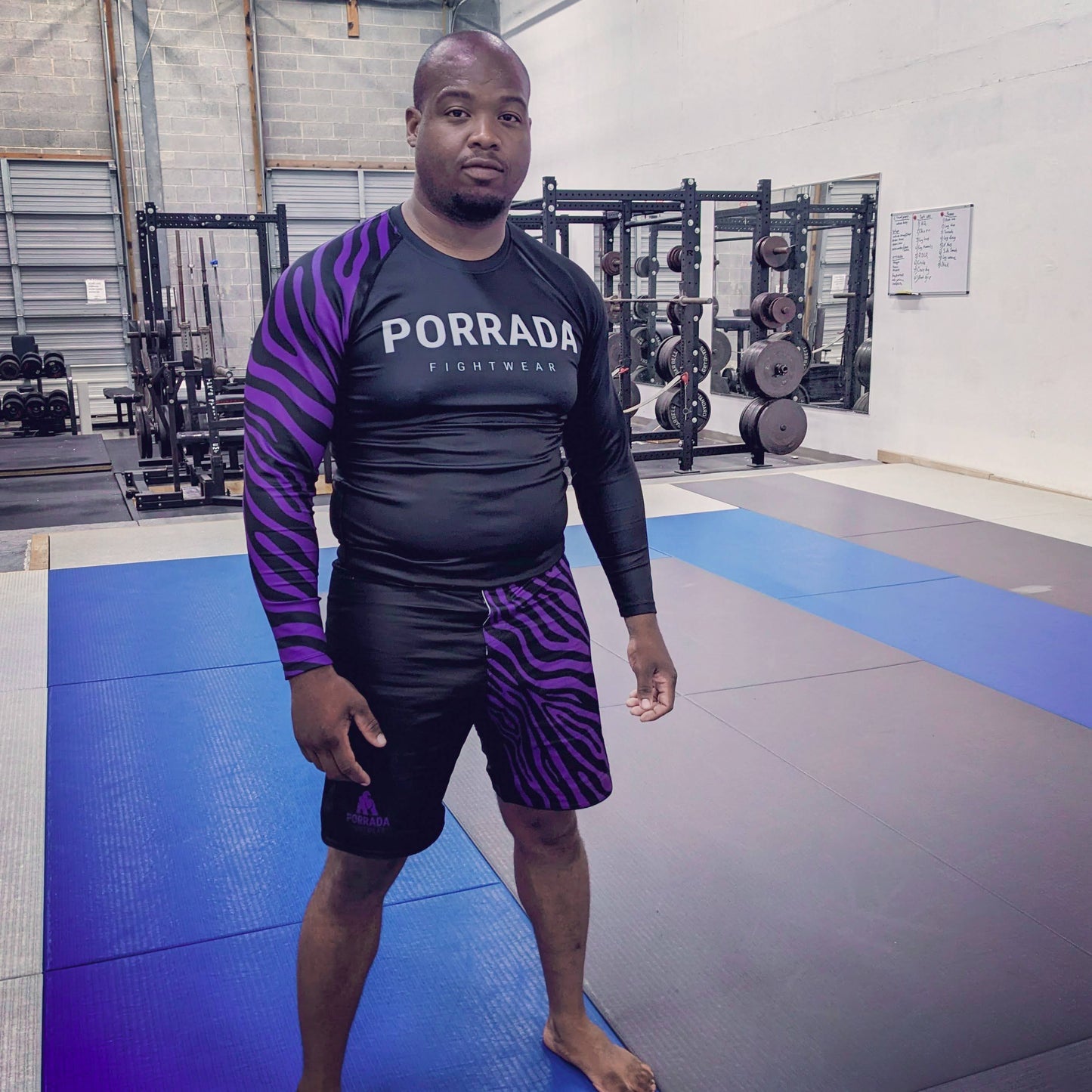 RASH GUARD DE MANGA CORTA CON CLASIFICACIÓN PÚRPURA DE LA IBJJF