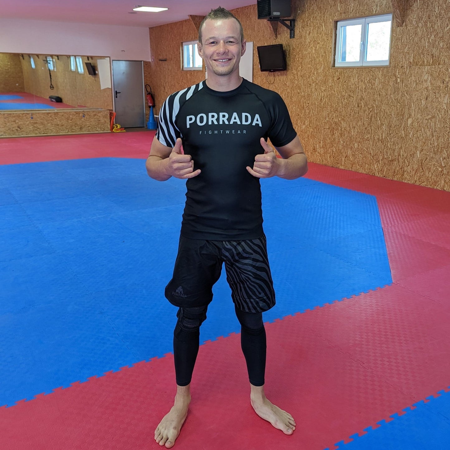RASH GUARD CON CLASIFICACIÓN BLANCA DE LA IBJJF