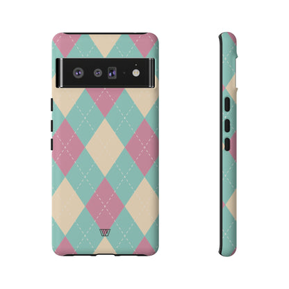 Funda resistente con diseño de rombos azul, rosa y beige