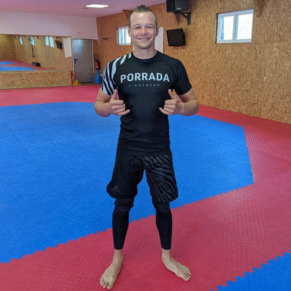 RASH GUARD DE MANGA CORTA CON CLASIFICACIÓN BLANCA DE LA IBJJF